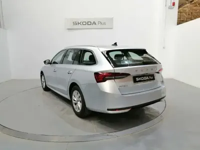Usado Skoda Octavia Selection 150 CV (110 kW) 2025 Gris plata Familiar