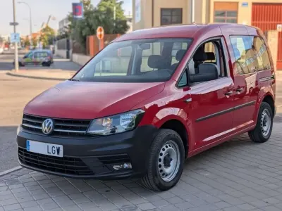 Usado VW Caddy 102 CV (75 kW) 2022 Rojo Monovolumen