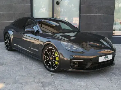 Usado Porsche Panamera 4S 560 CV (411 kW) 2021 Gris / plata Berlina