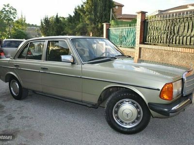Usado Mercedes E300 82 CV (60 kW) 1979 Verde Berlina