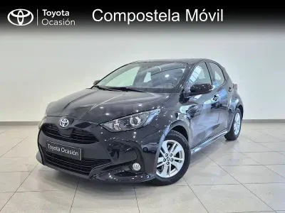 Usado Toyota Yaris Hybrid Active 116 CV (85 kW) 2021 Negro Berlina