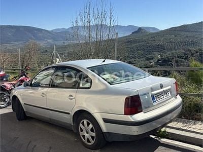 Usado VW Passat Highline 110 CV (80 kW) 2000 Gris / plata Familiar