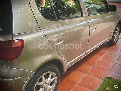 Gris / plata Usado 2004 Toyota Yaris Sol Berlina | 3200 € (Un poco caro)