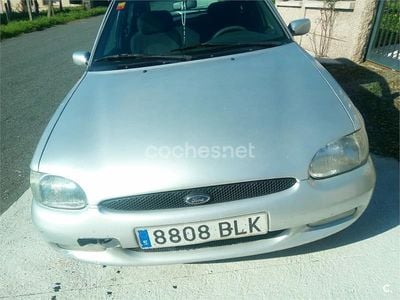 Gris / plata Usado 1998 Ford Escort Berlina | 2900 €