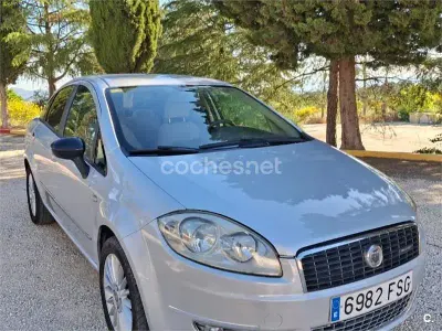 Usado Fiat Linea Active 90 CV (66 kW) 2008 Gris / plata Berlina