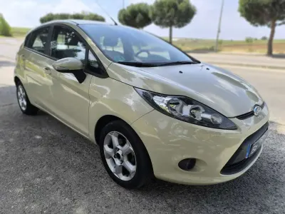 Usado Ford Fiesta Trend 82 CV (60 kW) 2008 Beige Utilitario