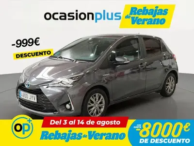 Usado Toyota Yaris Hybrid Active 100 CV (73 kW) 2017 Gris / plata Berlina