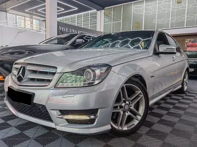Usado Mercedes C250 Avantgarde 204 CV (150 kW) 2011 Gris / plata Berlina
