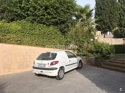 Usado Peugeot 206 70 CV (51 kW) 2006 Blanco Berlina