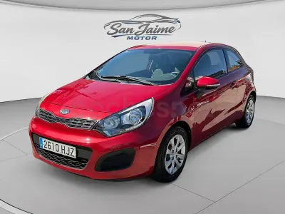 Usado Kia Rio 85 CV (62 kW) 2012 Rojo Berlina