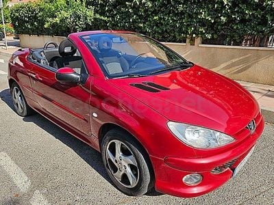 Usado Peugeot 206 CC 110 CV (80 kW) 2004 Granate Descapotable