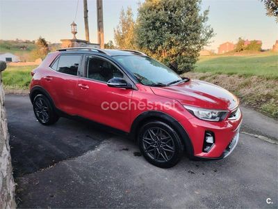 Usado Kia Stonic 120 CV (88 kW) 2019 Granate SUV