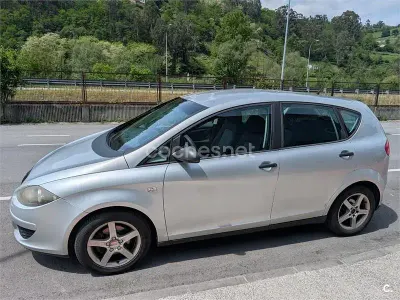 Usado Seat Altea Reference 105 CV (77 kW) 2004 Gris / plata Monovolumen