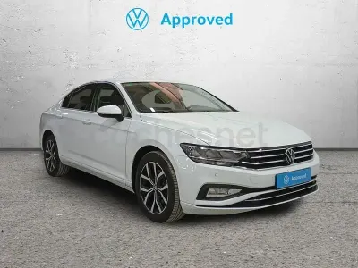 Usado VW Passat Executive 150 CV (110 kW) 2022 Blanco Familiar