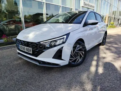 Usado Hyundai i20 100 CV (73 kW) 2025 Blanco Utilitario