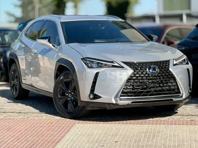 Usado Lexus UX Business Edition 184 CV (135 kW) 2021 Gris / plata SUV