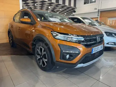 Usado Dacia Sandero Comfort 91 CV (66 kW) 2021 Naranja Berlina