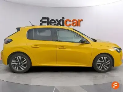 Usado Peugeot 208 Allure 100 CV (73 kW) 2023 Amarillo Utilitario
