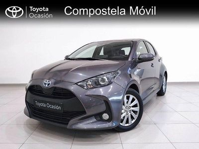 Usado Toyota Yaris Hybrid Active 116 CV (85 kW) 2022 Gris / plata Berlina