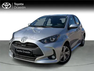 Usado Toyota Yaris Hybrid Active 116 CV (85 kW) 2025 Gris / plata Berlina