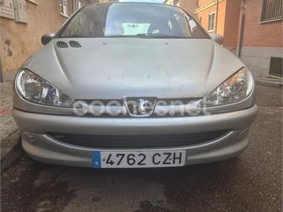 Usado Peugeot 206 90 CV (66 kW) 2004 Gris / plata Berlina
