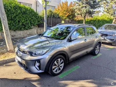 Usado Kia Stonic 100 CV (73 kW) 2024 Gris / plata SUV