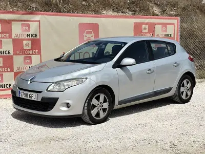 Usado Renault Mégane III Dynamique 105 CV (77 kW) 2009 Gris / plata Berlina