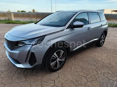 Usado Peugeot 5008 Allure 130 CV (95 kW) 2021 Gris / plata Monovolumen
