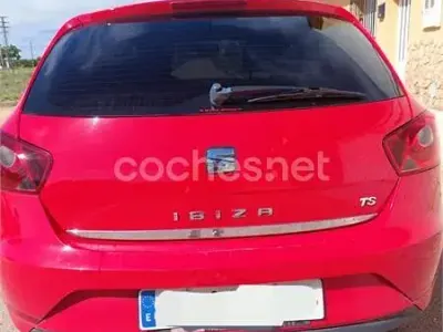 Usado Seat Ibiza ST Reference 75 CV (55 kW) 2015 Rojo Familiar