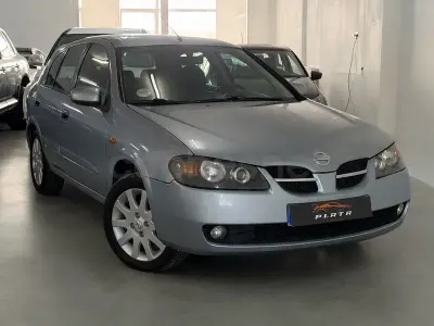 Usado Nissan Almera Visia 98 CV (72 kW) 2005 Gris / plata Berlina