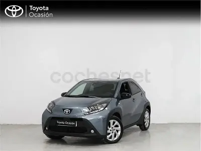Usado Toyota Aygo X Play 72 CV (52 kW) 2024 Gris / plata SUV