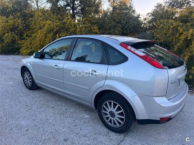 Begagnad Ford Focus Ghia 109 HK (80 kW) 2005 Grå Sedan