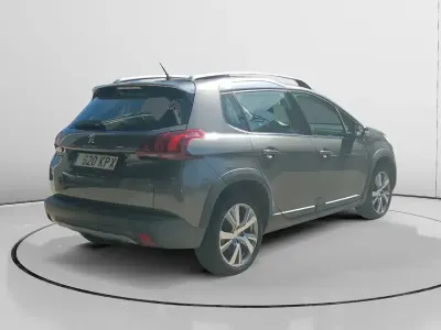 Usado Peugeot 2008 Allure 131 CV (96 kW) 2018 Gris SUV