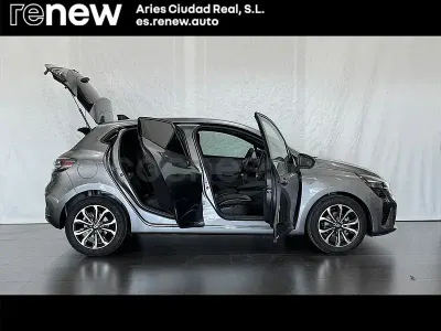 Usado Renault Clio V Techno 100 CV (73 kW) 2025 Gris / plata Berlina