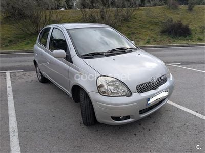 Gris / plata Usado 2004 Toyota Yaris Sol Berlina | 2700 € (Buen precio)