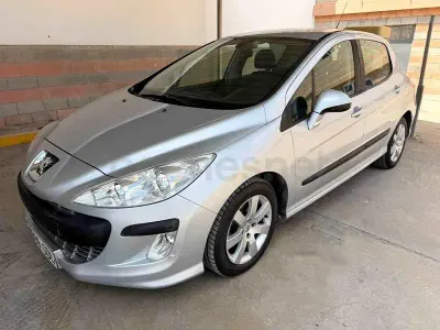 Usado Peugeot 308 90 CV (66 kW) 2008 Gris / plata Berlina