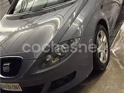 Usado Seat Leon Sport 105 CV (77 kW) 2005 Gris / plata Utilitario