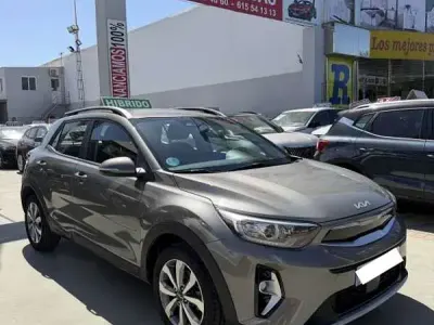 Usado Kia Stonic 120 CV (88 kW) 2023 Gris SUV