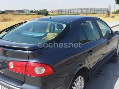 Usado Renault Laguna III Dynamique 135 CV (99 kW) 2007 Gris / plata Berlina