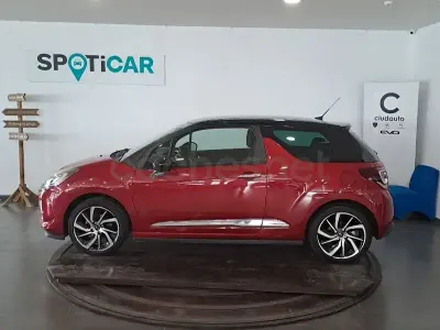 Usado DS Automobiles DS3 So Chic 110 CV (80 kW) 2019 Granate Berlina