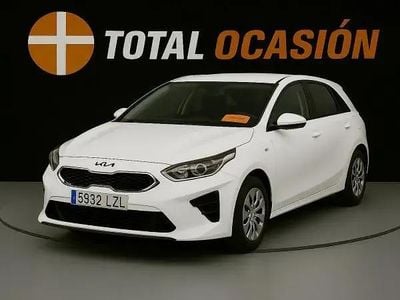Begagnad Kia Ceed 120 HK (88 kW) 2022 Vit Halvkombi