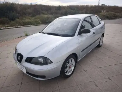 Usado Seat Cordoba Sport 101 CV (74 kW) 2006 Gris Berlina