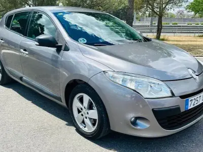 Usado Renault Mégane Dynamique 105 CV (77 kW) 2010 Gris / plata Berlina