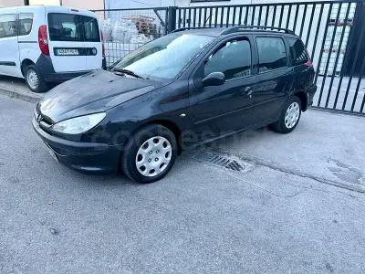 Usado Peugeot 206 70 CV (51 kW) 2005 Negro Familiar