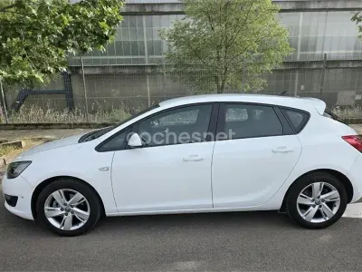 Usado Opel Astra Sportive 165 CV (121 kW) 2015 Blanco Berlina