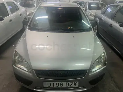 Usado Ford Focus Ghia 115 CV (84 kW) 2006 Gris / plata Berlina