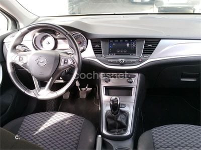 Używany Opel Astra Selective 110 KM (80 kW) 2018 Biały Sedan/Limuzyna