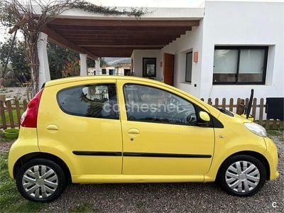 Usado Peugeot 107 54 CV (39 kW) 2006 Amarillo Utilitario