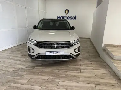 Usado VW T-Roc Life 110 CV (80 kW) 2023 Gris / plata SUV