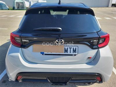 Usado Toyota Yaris Hybrid Plus 130 CV (95 kW) 2024 Gris / plata Berlina